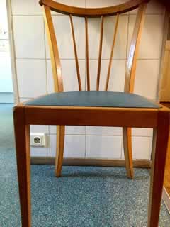 Chaises, duo de chaises en bois et Skaï, cuisine ou salle à manger rétro.