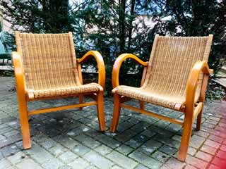 Set de 2 fauteuils osier, structure bois, élégants et robustes à la fois, années 50.