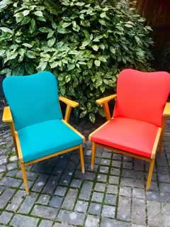 Set de 2 fauteuils bridge, de couleur rouge et vert, structure bois, revêtement Skaï d’époque, en parfait état.