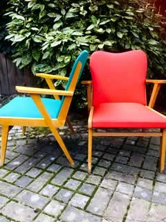 Set de 2 fauteuils bridge, de couleur rouge et vert, structure bois, revêtement Skaï d’époque, en parfait état.