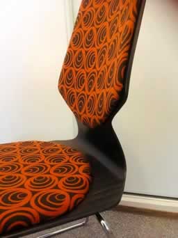 Chaise Flötotto, made in Germany, coque « Pagholz », contreplaqué très fin de bois et résine, très souple et ergonomique, galettes rénovées.