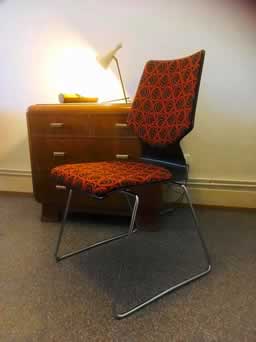 Chaise Flötotto, made in Germany, coque « Pagholz », contreplaqué très fin de bois et résine, très souple et ergonomique, galettes rénovées.