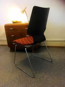 Chaise Flötotto, made in Germany, coque « Pagholz », contreplaqué très fin de bois et résine, très souple et ergonomique, galettes rénovées.