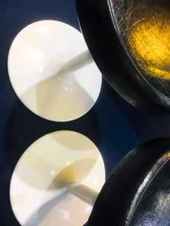 Duo de tabourets, années 70, pied tulipe métal peint, assise de Skaï noir.