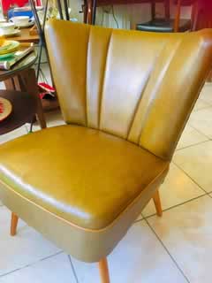 Fauteuil cocktail 50', revêtement Skaï de couleur fauve, bel état d'origine, quelques légères traces du temps, H 73cm, l 62cm, Profondeur avec dossier 65cm.