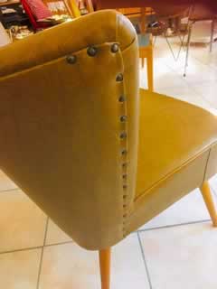 Fauteuil cocktail 50', revêtement Skaï de couleur fauve, bel état d'origine, quelques légères traces du temps, H 73cm, l 62cm, Profondeur avec dossier 65cm.