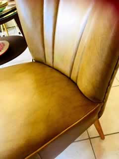 Fauteuil cocktail 50', revêtement Skaï de couleur fauve, bel état d'origine, quelques légères traces du temps, H 73cm, l 62cm, Profondeur avec dossier 65cm.