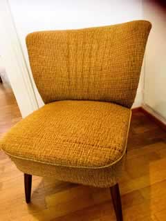 Fauteuil cocktail 50´, revêtement tissu bouclé jaune moutarde d'origine, bon état, sans accroc ni déchirure, H 72cm, largeur dossier max 61cm, L assise 48cm, P assise 45cm, H assise 42cm.