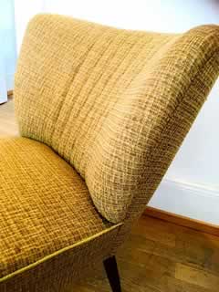 Fauteuil cocktail 50´, revêtement tissu bouclé jaune moutarde d'origine, bon état, sans accroc ni déchirure, H 72cm, largeur dossier max 61cm, L assise 48cm, P assise 45cm, H assise 42cm.