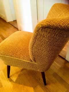 Fauteuil cocktail 50´, revêtement tissu bouclé jaune moutarde d'origine, bon état, sans accroc ni déchirure, H 72cm, largeur dossier max 61cm, L assise 48cm, P assise 45cm, H assise 42cm.