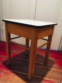 Tabouret de bois, avec couvercle, coiffant trois petits casiers de rangement, plateau en Formica gris, H 48,5cm, côté 38,5 cm.