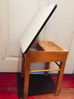 Tabouret de bois, avec couvercle, coiffant trois petits casiers de rangement, plateau en Formica gris, H 48,5cm, côté 38,5 cm.