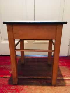 Tabouret de bois, avec couvercle, coiffant trois petits casiers de rangement, plateau en Formica gris, H 48,5cm, côté 38,5 cm.