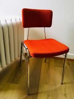 Chaise 70', structure inox, tissu d'origine de belle couleur orangée, tendance de l'époque,