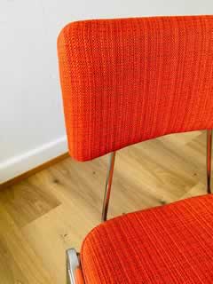 Chaise 70', structure inox, tissu d'origine de belle couleur orangée, tendance de l'époque,