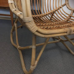 Iconique fauteuil en rotin des années 50, idéal par sa structure légère en intérieur et extérieur, dans son jus.