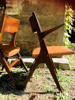 Paire de chaises, structure bois, assise cuir, accotoirs bois.