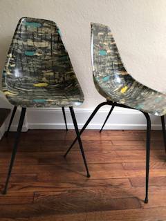 Paire de chaises La Cigogne, made in France de Jean René Caillette, coque en fibre de verre sur piétement métal, 50’ , dimensions: H 81 cm, L 43 cm, P 45 cm.