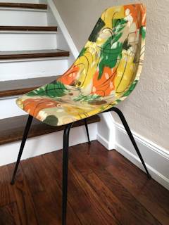 Paire de chaises La Cigogne couleurs vives, made in France de Jean René Caillette, coque en fibre de verre sur piétement métal, 50’ , dimensions: H 81 cm, L 43 cm, P 45 cm.