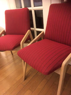 Paire de chaises de salon ou salle à manger, rénovées, structure bois, pieds compas, tissu haut de gamme, prix à l’unité.