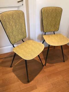 Paire de chaises jaunes, dans leur jus, structure métal noir, pieds fuseaux, revêtement Skaï jaune moucheté noir.