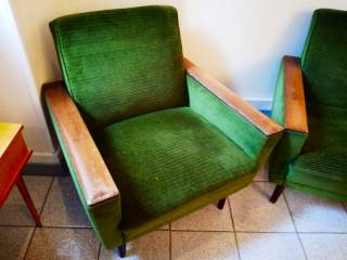 Paire de fauteuils, époque années 60, dans leur état d’origine, tissu velours, assise ressort, accoudoirs chêne, présence de quelques traces et patine d’usage, état correct et tout à fait fonctionnel, H de l’assise: 40, H 77, L 74, P 75. À l’unité.
