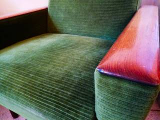 Paire de fauteuils, époque années 60, dans leur état d’origine, tissu velours, assise ressort, accoudoirs chêne, présence de quelques traces et patine d’usage, état correct et tout à fait fonctionnel, H de l’assise: 40, H 77, L 74, P 75. À l’unité.