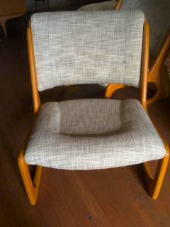 Paire de fauteuils Baumann, piétement en contreplaqué épais, à l’allure d’un traîneau, réalisé par la manufacture Baumann, maîtrisant la technique du bois courbé, assise basse, rénovation complète du tissu. Dimensions: H 70, L 63, P 63; H de l’assise: 37. prix affiché d'une unité.