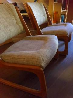 Paire de fauteuils Baumann, piétement en contreplaqué épais, à l’allure d’un traîneau, réalisé par la manufacture Baumann, maîtrisant la technique du bois courbé, assise basse, rénovation complète du tissu. Dimensions: H 70, L 63, P 63; H de l’assise: 37. prix affiché d'une unité.