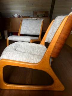 Paire de fauteuils Baumann, piétement en contreplaqué épais, à l’allure d’un traîneau, réalisé par la manufacture Baumann, maîtrisant la technique du bois courbé, assise basse, rénovation complète du tissu. Dimensions: H 70, L 63, P 63; H de l’assise: 37. prix affiché d'une unité.