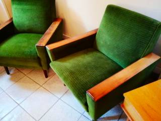 Paire de fauteuils, époque années 60, dans leur état d’origine, tissu velours, assise ressort, accoudoirs chêne, présence de quelques traces et patine d’usage, état correct et tout à fait fonctionnel, H de l’assise: 40, H 77, L 74, P 75. À l’unité.