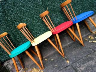 Série de 4 chaises en bois massif clair, assise recouverte de vynil d’époque, stable et robuste, 1 couleur/ 1 chaise, excellent état de conservation. Dimensions : l 38 cm, P 40 cm, H 80 cm, hauteur de l’assise: 46 cm.