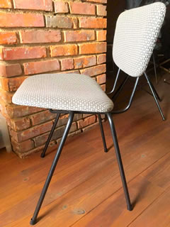 Siège vintage 60’, rénové et retapissé, tissu haut de gamme, châssis métal noir, origine : Italie, H de l’assise 47 cm.