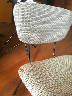 Siège vintage 60’, rénové et retapissé, tissu haut de gamme, châssis métal noir, origine : Italie, H de l’assise 47 cm.