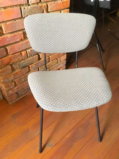 Siège vintage 60’, rénové et retapissé, tissu haut de gamme, châssis métal noir, origine : Italie, H de l’assise 47 cm.