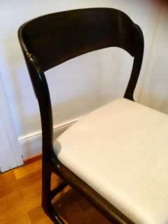 Suite de 4 chaises Baumann, modèle « traîneau ». Structure en bois foncé courbé, restauration complète des assises par un tapissier, tissu d’ameublement Skaï de couleur crème, hauteur de l’assise 45; dim: H 81 ; L 48 ; P 48.