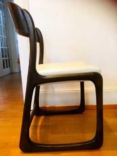 Suite de 4 chaises Baumann, modèle « traîneau ». Structure en bois foncé courbé, restauration complète des assises par un tapissier, tissu d’ameublement Skaï de couleur crème, hauteur de l’assise 45; dim: H 81 ; L 48 ; P 48.