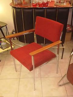 Suite de 4 chaises années 70, structure métal chromé, appuis-bras en bois reposant sur une traverse chromée, pieds de section carrée,  assise et dossier refaits à neuf.