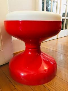 Tabouret Rocchetto ou table d’appoint avec assise escamotable, de Castiglioni pour Kartel, 1970, style Space age, en plastique rouge, dimensions: H 43cm, diamètre 40cm.