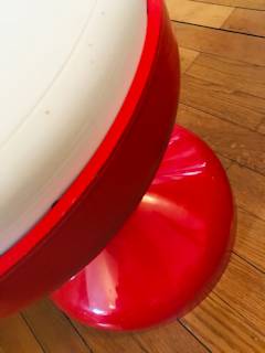 Tabouret Rocchetto ou table d’appoint avec assise escamotable, de Castiglioni pour Kartel, 1970, style Space age, en plastique rouge, dimensions: H 43cm, diamètre 40cm.