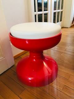 Tabouret Rocchetto ou table d’appoint avec assise escamotable, de Castiglioni pour Kartel, 1970, style Space age, en plastique rouge, dimensions: H 43cm, diamètre 40cm.