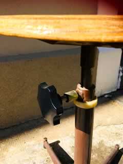 Tabouret d’atelier ancien, pivotant, réglable en hauteur, assise en bois, diamètre 30 cm, H mini 52/ H maxi 72.