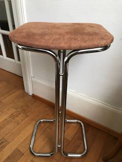 Tabouret de bar 70’, piétement chromé avec quelques petites marques d’usure, assise nouvellement tapissée, dimensions : H 70 cm, L 36,5 cm, P 30,5 cm.