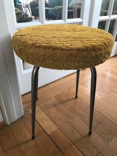 Tabouret moumoute 70’, 4 pieds métal doré, revêtement moumoute rénovée déhoussable, dimensions : H 49 cm, diamètre 41 cm.