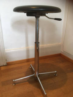 Tabouret réglable KOR 70’, assise en Skaï noir d’origine, diamètre 33 cm, piétement en acier chromé, système de réglage fonctionnel, H mini 43, H maxi 70.