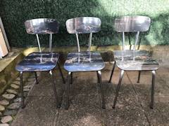 Trio de chaises Formica, marbrées, structure métal chromé, pieds de section ronde, assise légèrement incurvée sur l’avant afin de permettre une bonne ergonomie.
