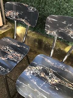 Trio de chaises Formica, marbrées, structure métal chromé, pieds de section ronde, assise légèrement incurvée sur l’avant afin de permettre une bonne ergonomie.