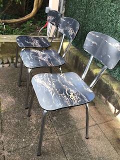 Trio de chaises Formica, marbrées, structure métal chromé, pieds de section ronde, assise légèrement incurvée sur l’avant afin de permettre une bonne ergonomie.