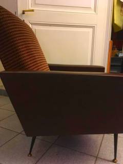 Véritable fauteuil vintage, dans son jus, accoudoirs en skai marron, assise et dossier en tissu d'origine, pieds en métal, finition laiton, dimensions: L 70, H et P 86, hauteur assise 38.