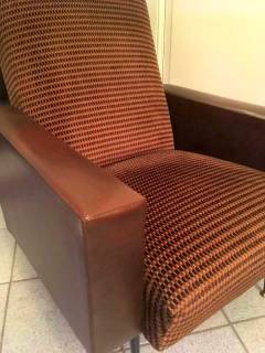Véritable fauteuil vintage, dans son jus, accoudoirs en skai marron, assise et dossier en tissu d'origine, pieds en métal, finition laiton, dimensions: L 70, H et P 86, hauteur assise 38.